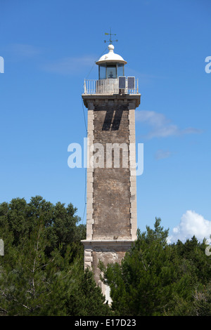 Villaggio di Fiskardo, Cefalonia. Fiskardo vittoriana faro è stato completato nel 1892 ed è ancora operativa. Foto Stock