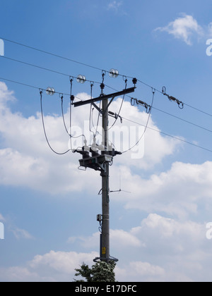 Un azionamento remoto 440V trasformatore interruttore isolatore e in un palo montato 3 fase 11kV overhead linea elettrica di alimentazione. Foto Stock