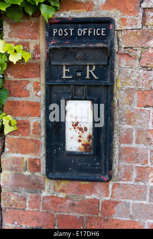 Un post in disuso office letter box verniciato nero sigillato e chiuso con un avviso "Questo Letter Box non è più in uso' Foto Stock