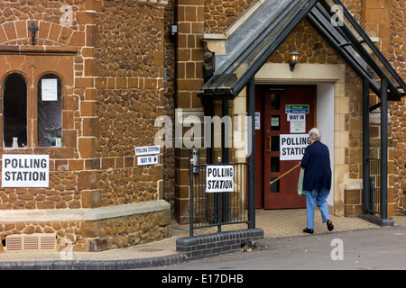 Donna elettore entrando in stazione di polling di voto in Parlamento europeo elezione Maggio 2014 Hunstanton Norfolk Foto Stock