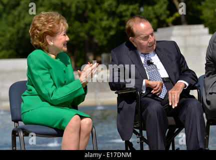 Ex Senatore Elizabeth Dole applaude come suo marito ex senatore e candidato presidenziale Bob Dole, è riconosciuto dal Segretario della Difesa Chuck Hagel durante il suo discorso alla cerimonia di premiazione segna il decimo anniversario della WW II Memorial 24 Maggio 2014 a Washington D.C. Foto Stock