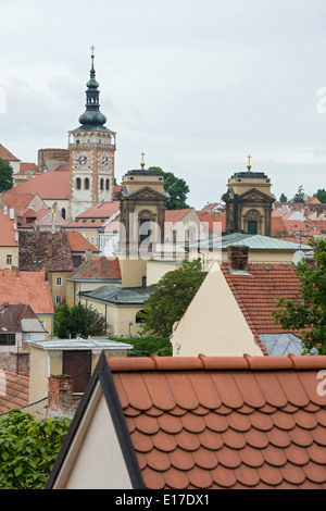 Torre della chiesa e il campanile di San Venceslao nella città di Mikulov, Repubblica Ceca Foto Stock