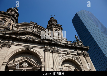 Santiago Cattedrale metropolitana accanto al moderno rivestito in vetro office block Cile Foto Stock