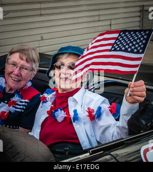 Montare la gioia, Pennsylvania, USA. Xxiv Maggio, 2014. Piccola città Memorial Day Parade, onorando il centesimo anniversario dell inizio della Prima Guerra Mondiale e il settantesimo anniversario della II Guerra Mondiale D-Day invasione. Mt. Gioia, Lancaster County, Pennsylvania, USA Credito: creativa collezione TOLBERT FOTO/Alamy Live News Foto Stock