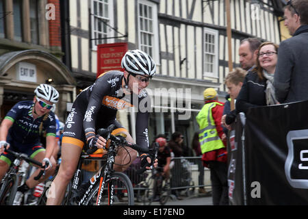 Venti anni fa, Shrewsbury ha ospitato una gara ciclistica che ha avuto luogo circa il suo pittoresco centro storico. Domenica 25 Maggio, 2014, il ciclo di Shrewsbury Grand Prix restituiti e presentato quattro eventi - il divertimento ride, donna, solo a livello amatoriale e gara elite. Il corso consisteva di asfalto liscio, stretto e diventa tecnico e persino di ciottoli e ha il pieno sostegno del British Escursioni in bicicletta. Questa immagine mostra Joanna Rowsell MBE, che ha vinto l'oro olimpico nel team Pursuit di Londra del 2012 come lei conduce la womens-unica gara, l'eventuale vincitore essendo Brit Tate. Foto Stock