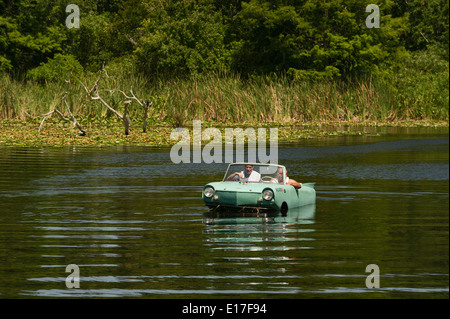 Amphicar voce auto verso il lago di Griffin Su Haines Creek a Leesburg, Florida USA Foto Stock