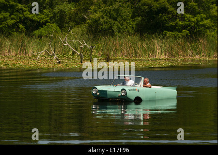 Amphicar voce auto verso il lago di Griffin Su Haines Creek a Leesburg, Florida USA Foto Stock