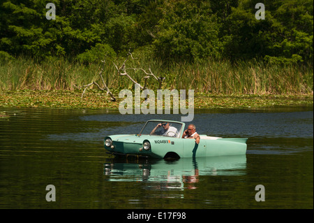 Amphicar voce auto verso il lago di Griffin Su Haines Creek a Leesburg, Florida USA Foto Stock