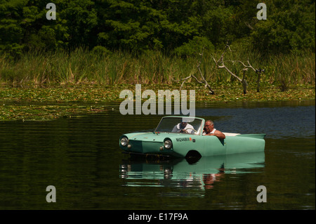 Amphicar voce auto verso il lago di Griffin Su Haines Creek a Leesburg, Florida USA Foto Stock