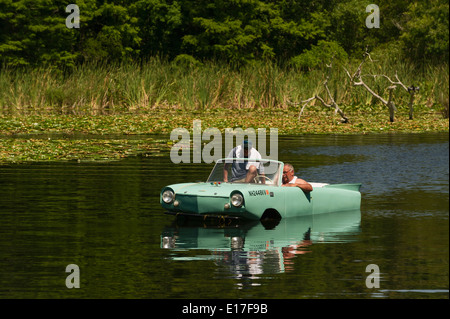 Amphicar voce auto verso il lago di Griffin Su Haines Creek a Leesburg, Florida USA Foto Stock