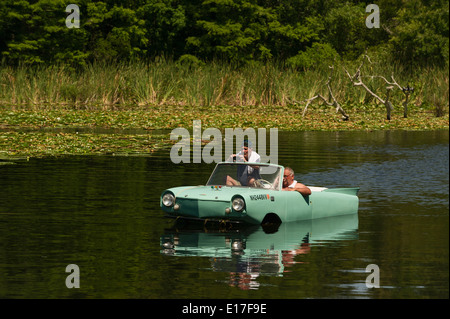 Amphicar voce auto verso il lago di Griffin Su Haines Creek a Leesburg, Florida USA Foto Stock