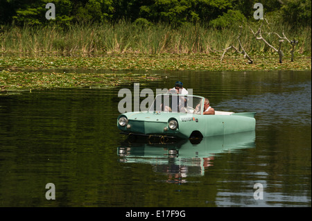 Amphicar voce auto verso il lago di Griffin Su Haines Creek a Leesburg, Florida USA Foto Stock