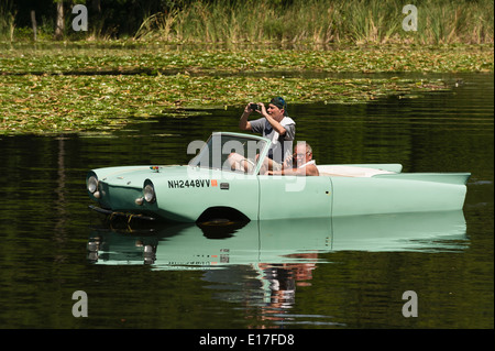 Amphicar voce auto verso il lago di Griffin Su Haines Creek a Leesburg, Florida USA Foto Stock