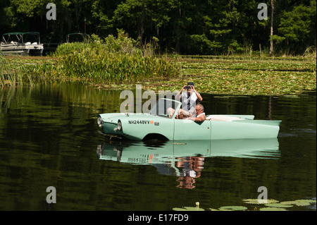 Amphicar voce auto verso il lago di Griffin Su Haines Creek a Leesburg, Florida USA Foto Stock