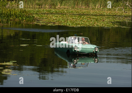 Amphicar voce auto verso il lago di Griffin Su Haines Creek a Leesburg, Florida USA Foto Stock