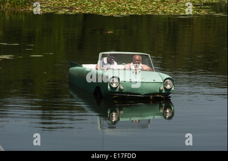 Amphicar voce auto verso il lago di Griffin Su Haines Creek a Leesburg, Florida USA Foto Stock