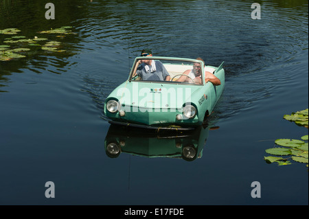 Amphicar voce auto verso il lago di Griffin Su Haines Creek a Leesburg, Florida USA Foto Stock