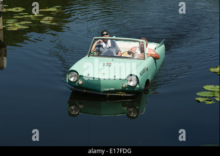 Amphicar voce auto verso il lago di Griffin Su Haines Creek a Leesburg, Florida USA Foto Stock