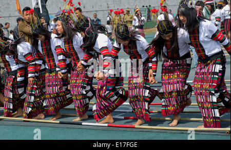 Ritratto di tribù Mizo ragazza alla Chapchar Kut festival indossando il tradizionale Puanchei per la danza di bambù. Il Mizoram India Foto Stock