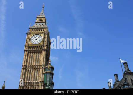 La parte superiore del Big Ben e big blu cielo vuoto, London, England, Regno Unito Foto Stock