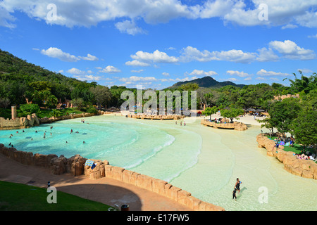 Ruggito laguna piscina ad onde, Valle di onde, Sun City Resort, Pilanesberg, nord ovest della provincia, Repubblica del Sud Africa Foto Stock