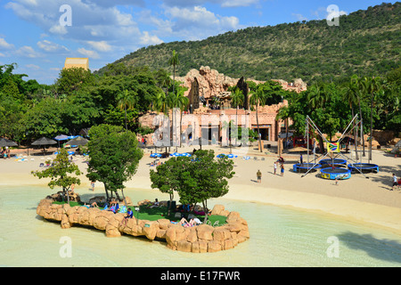 Ruggito laguna piscina ad onde, Valle di onde, Sun City Resort, Pilanesberg, nord ovest della provincia, Repubblica del Sud Africa Foto Stock