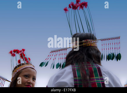 Ritratto di Mizo tribù di persone a Chapchar Kut festival indossando il costume tradizionale per la danza di bambù. Il Mizoram India Foto Stock