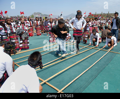 Ritratto di Mizo tribù di persone a Chapchar Kut festival indossando il costume tradizionale per la danza di bambù. Il Mizoram India Foto Stock