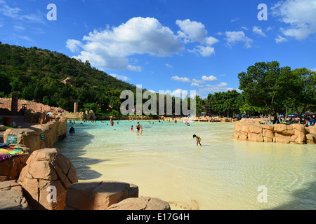 Ruggito laguna piscina ad onde, Valle di onde, Sun City Resort, Pilanesberg, nord ovest della provincia, Repubblica del Sud Africa Foto Stock