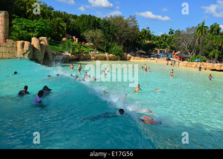 Ruggito laguna piscina ad onde, Valle di onde, Sun City Resort, Pilanesberg, nord ovest della provincia, Repubblica del Sud Africa Foto Stock