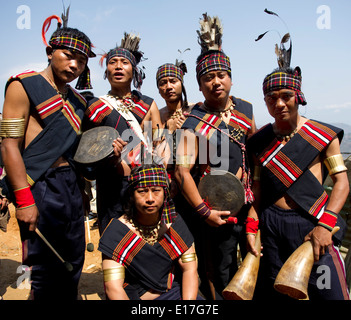 Ritratto di Mizo tribù di persone a Chapchar Kut festival indossando il costume tradizionale per la danza di bambù. Il Mizoram India Foto Stock