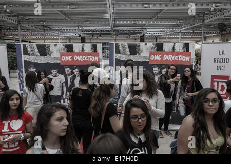 Torino, Italia. 25 Maggio, 2014. Si chiama "You & I', come il titolo dell'ultimo singolo, la mostra fotografica della band una direzione che si è tenuto presso la 8 Gallery di Torino. Visto come un invito ad impegnarsi in nuovi fan, amici interessati ad entrare in 1D famiglia. Una direzione (comunemente inizializzato come 1D) sono un English-Irish pop boy band basata a Londra, costituito da Niall Horan, Zayn Malik, Liam Payne, Harry Styles e Louis Tomlinson. Credito: Elena Aquila / Pacific Press/Alamy Live News Foto Stock