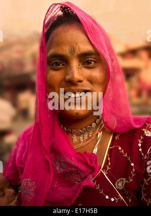 Verticale - Le donne del fabbro Gadelia Lohar gypsy tribù India Foto Stock