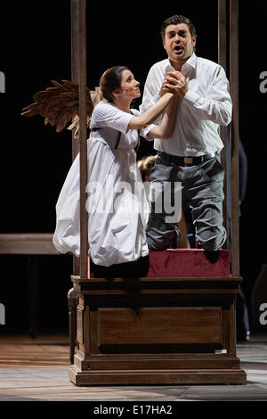 Amburgo, Germaqny. 21 Maggio, 2014. La cantante lirica Victor Rud (Fernando) Sara-Maria Saalmann (Tabarco) eseguire sul palco durante una prova dell'opera "Almira' all'opera di stato di Amburgo, Germaqny, 21 maggio 2014. L'opera anteprime su 25 maggio 2014. Foto: Georg Wendt/dpa/Alamy Live News Foto Stock