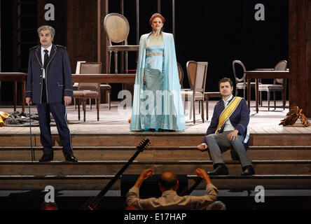 Amburgo, Germaqny. 21 Maggio, 2014. La cantante lirica Wolf Matthias Friedrich (Consalvo) (L-R), Robin Johannsen (Almira) e Victor Rud (Fernando) esegue sul palco durante una prova dell'opera "Almira' all'opera di stato di Amburgo, Germaqny, 21 maggio 2014. L'opera anteprime su 25 maggio 2014. Foto: Georg Wendt/dpa/Alamy Live News Foto Stock