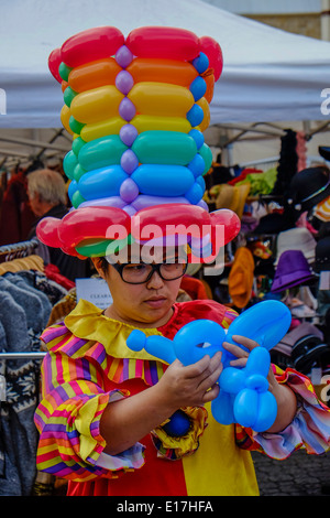 Un giovane ballerino di palloncini al mercato Salamanca di sabato a Hobart, Tasmania Foto Stock