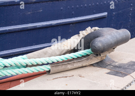 Funi legate ad un ormeggio bollard tenendo la nave al dock Foto Stock