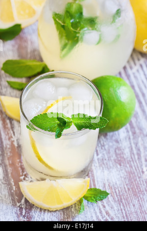 Limonata alla menta in bicchieri e brocca. Messa a fuoco selettiva. Foto Stock