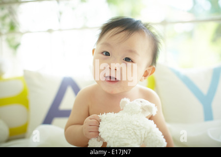 Bambino con un ampio e grazioso sorriso Foto Stock