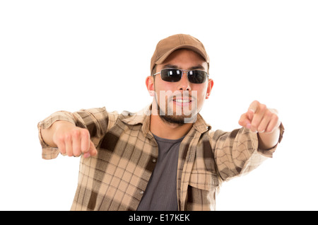 Uomo in posa come guida di puntamento per auto Foto Stock