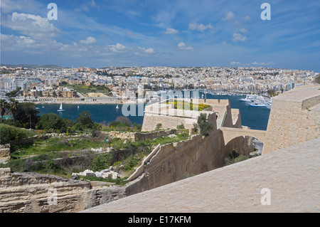 Valletta mura, cercando di Manoel Island, Sliema, nord di Malta, l'Europa. Foto Stock