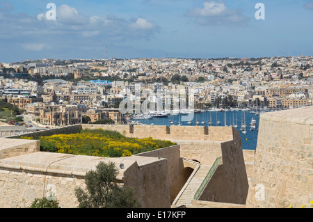 Valletta mura, cercando di Manoel Island, Sliema, nord di Malta, l'Europa. Foto Stock