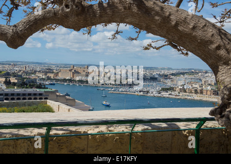 La città di La Valletta pareti da Hastings Gardens cercando di Manoel Island, Sliema, nord di Malta, l'Europa. Foto Stock