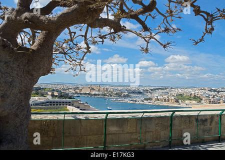 La città di La Valletta pareti da Hastings Gardens cercando di Manoel Island, Sliema, nord di Malta, l'Europa. Foto Stock