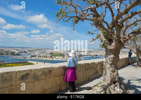 La città di La Valletta pareti da Hastings Gardens cercando di Manoel Island, Sliema, nord di Malta, l'Europa. Foto Stock