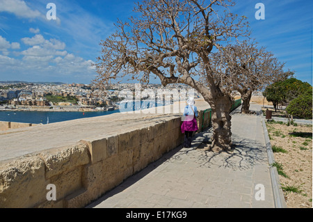 La città di La Valletta pareti da Hastings Gardens cercando di Manoel Island, Sliema, nord di Malta, l'Europa. Foto Stock