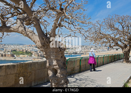 La città di La Valletta pareti da Hastings Gardens cercando di Manoel Island, Sliema, nord di Malta, l'Europa. Foto Stock