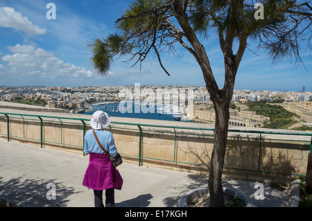 La città di La Valletta pareti da Hastings Gardens cercando di Manoel Island, Sliema, nord di Malta, l'Europa. Foto Stock