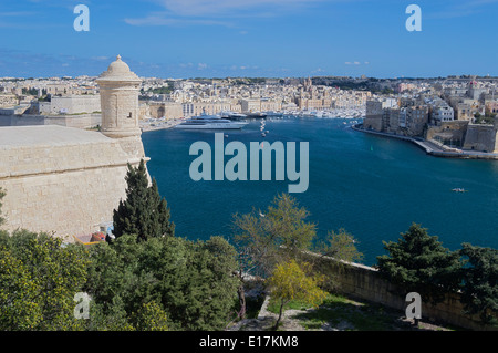 Valletta, piccolo bastione torre, cercando di Grand Harbour, nord di Malta, l'Europa. Foto Stock