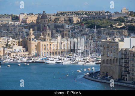 Valletta, piccolo bastione torre, cercando di Grand Harbour Dockyard Creek, nord di Malta, l'Europa. Foto Stock